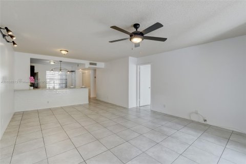 Condo in Pompano Beach, Florida, 2 bedrooms  № 1310288 - photo 4