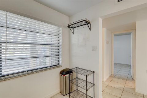 Condo in Pompano Beach, Florida, 2 bedrooms  № 1310288 - photo 9