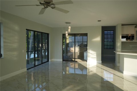 House in Port Charlotte, Florida 5 bedrooms, 337.61 sq.m. № 1197202 - photo 10