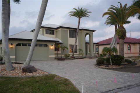 House in Port Charlotte, Florida 5 bedrooms, 337.61 sq.m. № 1197202 - photo 4