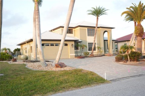 House in Port Charlotte, Florida 5 bedrooms, 337.61 sq.m. № 1197202 - photo 2