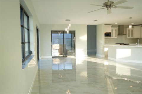 House in Port Charlotte, Florida 5 bedrooms, 337.61 sq.m. № 1197202 - photo 8