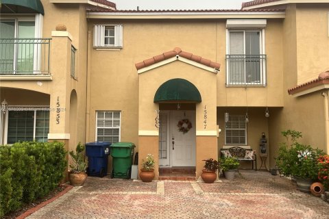 Townhouse in Miami, Florida 3 bedrooms, 142.6 sq.m. № 1401574 - photo 1