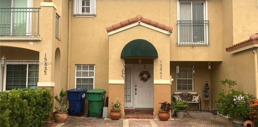 Townhouse in Miami, Florida 3 bedrooms, 142.6 sq.m. № 1401574