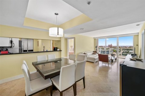 Condo in Miami Beach, Florida, 2 bedrooms  № 1102661 - photo 2