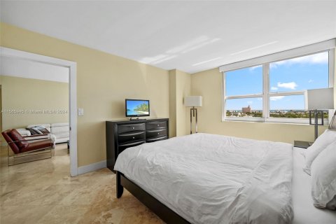 Condo in Miami Beach, Florida, 2 bedrooms  № 1102661 - photo 12