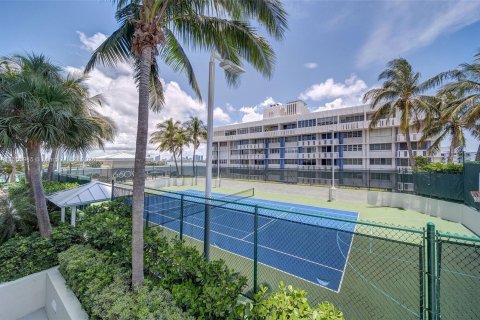 Condo in Miami Beach, Florida, 2 bedrooms  № 1102661 - photo 26