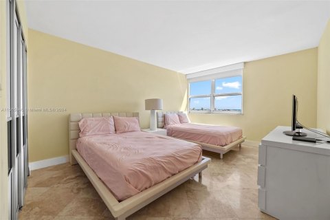 Condo in Miami Beach, Florida, 2 bedrooms  № 1102661 - photo 15