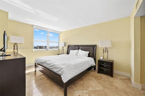 Condo in Miami Beach, Florida, 2 bedrooms  № 1102661 - photo 11