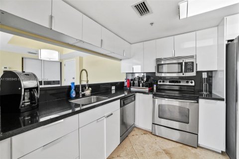 Condo in Miami Beach, Florida, 2 bedrooms  № 1102661 - photo 8