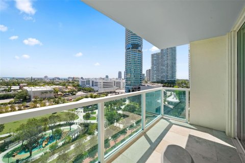 Condo in Miami Beach, Florida, 2 bedrooms  № 1102661 - photo 1