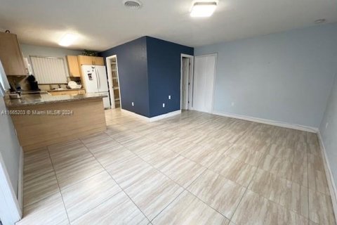 Propiedad comercial en alquiler en Miami, Florida, 1 dormitorio, 223.43 m2 № 1377457 - foto 1