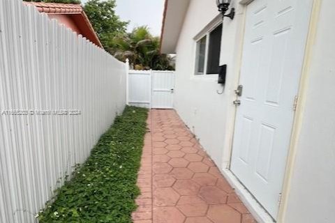 Commercial property in Miami, Florida 1 bedroom, 223.43 sq.m. № 1377457 - photo 4