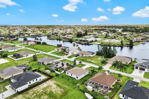 House in Cape Coral, Florida 4 bedrooms, 168.43 sq.m. № 1301371 - photo 29