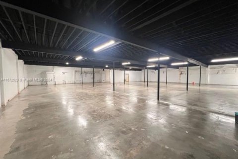 Propiedad comercial en venta en Miami, Florida № 1395172 - foto 13