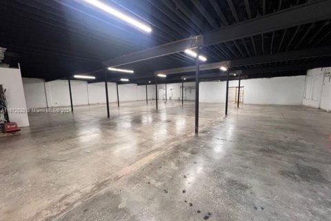 Propiedad comercial en venta en Miami, Florida № 1395172 - foto 11