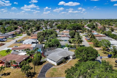 House in Miramar, Florida 4 bedrooms, 187.2 sq.m. № 1145822 - photo 3