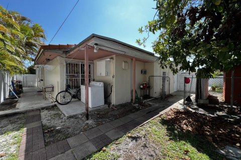 House in Miami, Florida 6 bedrooms, 226.68 sq.m. № 314404 - photo 4