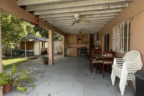 House in Miami, Florida 6 bedrooms, 226.68 sq.m. № 314404 - photo 16