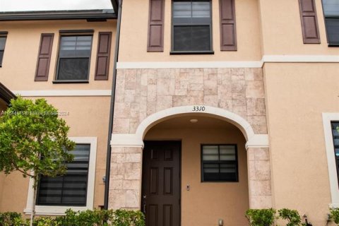 Townhouse in Hialeah, Florida 3 bedrooms, 137.77 sq.m. № 1329262 - photo 2