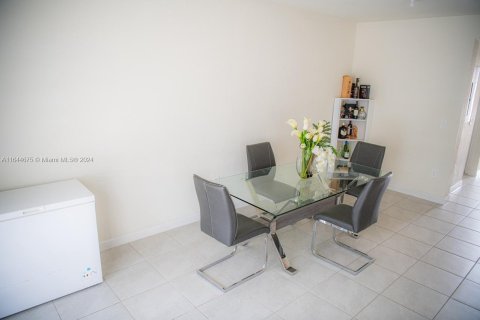 Townhouse in Hialeah, Florida 3 bedrooms, 137.77 sq.m. № 1329262 - photo 8