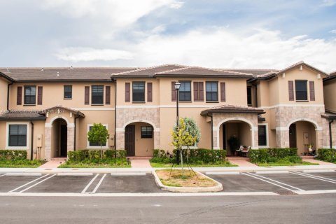 Townhouse in Hialeah, Florida 3 bedrooms, 137.77 sq.m. № 1329262 - photo 1