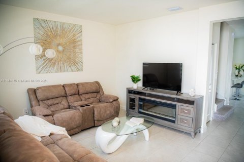 Townhouse in Hialeah, Florida 3 bedrooms, 137.77 sq.m. № 1329262 - photo 3