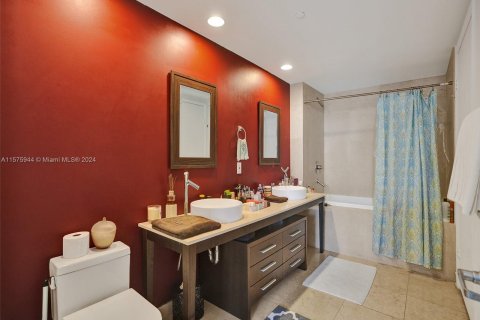 Condo in Miami, Florida, 1 bedroom  № 1401119 - photo 6