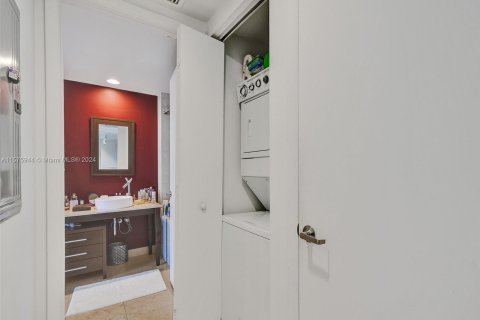 Condo in Miami, Florida, 1 bedroom  № 1401119 - photo 16