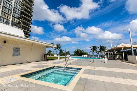 Condo in Miami, Florida, 2 bedrooms  № 1401121 - photo 22