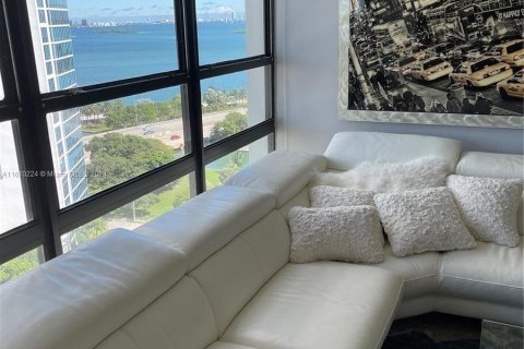 Condo in Miami, Florida, 2 bedrooms  № 1401121 - photo 2