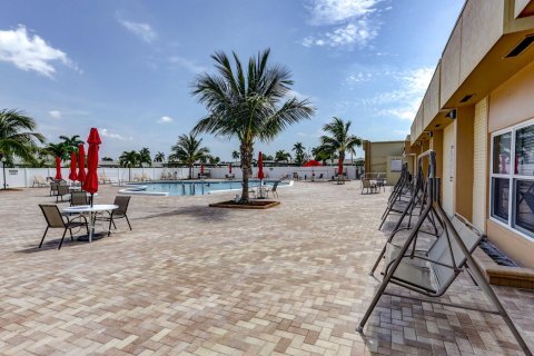 Condo in West Palm Beach, Florida, 1 bedroom  № 1179413 - photo 2