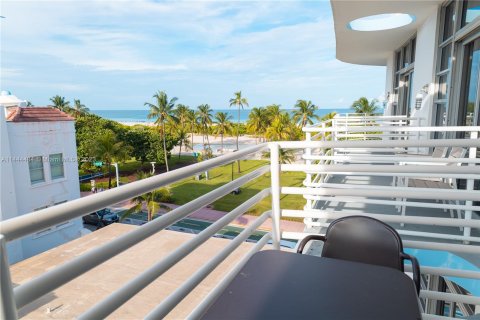 Condo in Miami Beach, Florida, 1 bedroom  № 693040 - photo 11