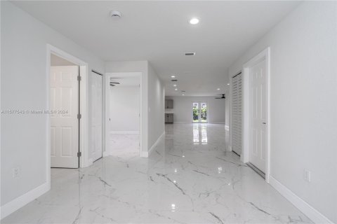 House in Fort Lauderdale, Florida 3 bedrooms, 155.89 sq.m. № 1158869 - photo 13