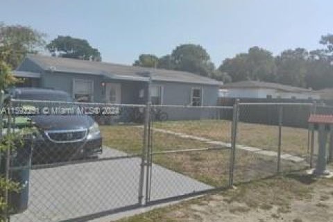 House in Opa-locka, Florida 3 bedrooms, 89.19 sq.m. № 1316700 - photo 14