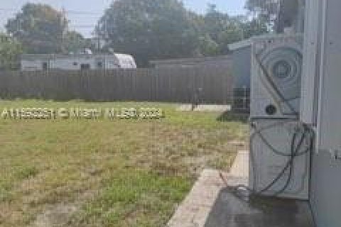 House in Opa-locka, Florida 3 bedrooms, 89.19 sq.m. № 1316700 - photo 9