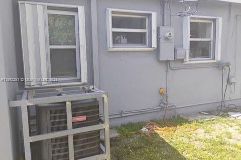 House in Opa-locka, Florida 3 bedrooms, 89.19 sq.m. № 1316700 - photo 6