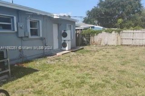 House in Opa-locka, Florida 3 bedrooms, 89.19 sq.m. № 1316700 - photo 10