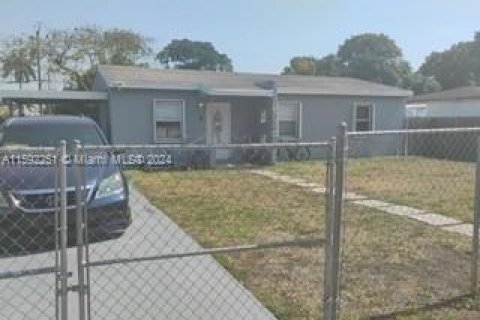 House in Opa-locka, Florida 3 bedrooms, 89.19 sq.m. № 1316700 - photo 1