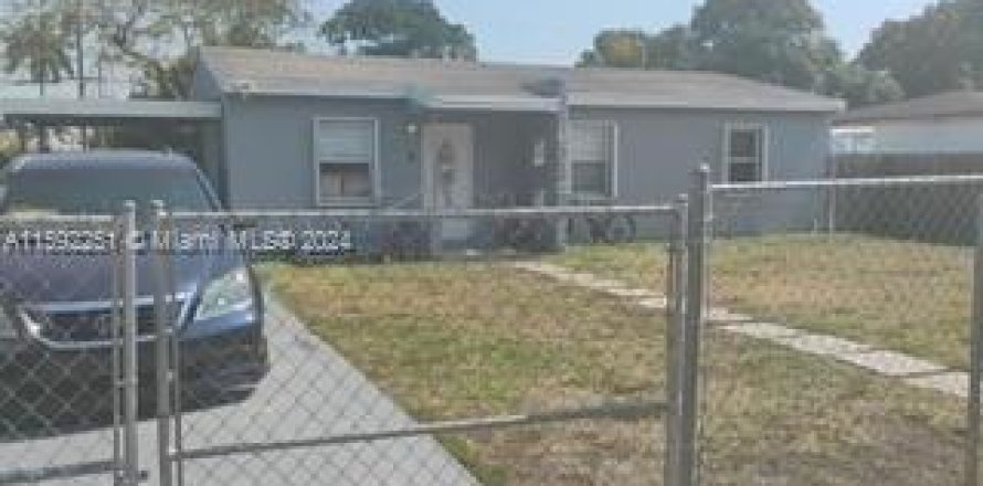 House in Opa-locka, Florida 3 bedrooms, 89.19 sq.m. № 1316700