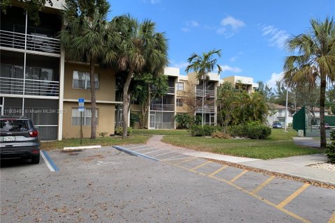 Copropriété à vendre à Sunrise, Floride: 2 chambres, 116.31 m2 № 911486 - photo 4