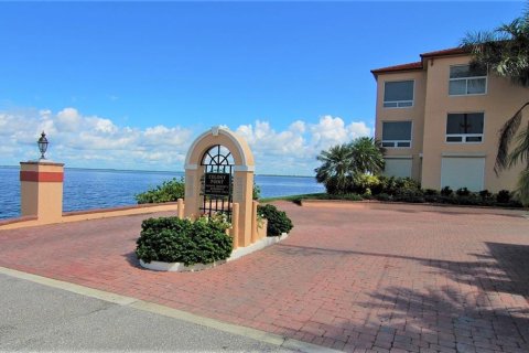 Condo in Punta Gorda, Florida, 2 bedrooms  № 688664 - photo 1