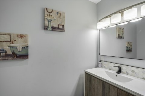 Casa en venta en North Miami, Florida, 3 dormitorios, 240.8 m2 № 760602 - foto 28