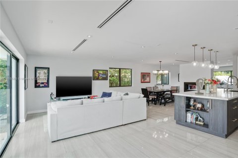 Casa en venta en North Miami, Florida, 3 dormitorios, 240.8 m2 № 760602 - foto 9