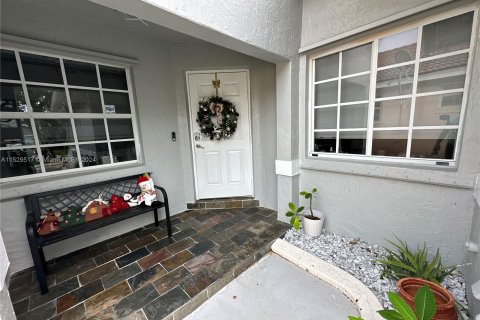 House in Pembroke Pines, Florida 4 bedrooms, 140.28 sq.m. № 997695 - photo 1