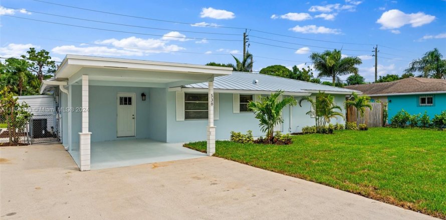 House in Tequesta, Florida 3 bedrooms, 149.67 sq.m. № 1095568