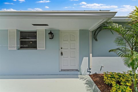 House in Tequesta, Florida 3 bedrooms, 149.67 sq.m. № 1095568 - photo 7