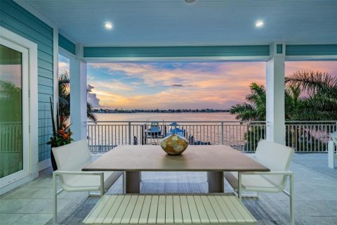 Casa en venta en Treasure Island, Florida, 4 dormitorios, 472.87 m2 № 1340539 - foto 10