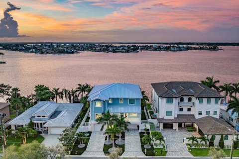 Casa en venta en Treasure Island, Florida, 4 dormitorios, 472.87 m2 № 1340539 - foto 1