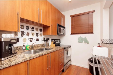 Condo in Miami Beach, Florida, 1 bedroom  № 1332340 - photo 10